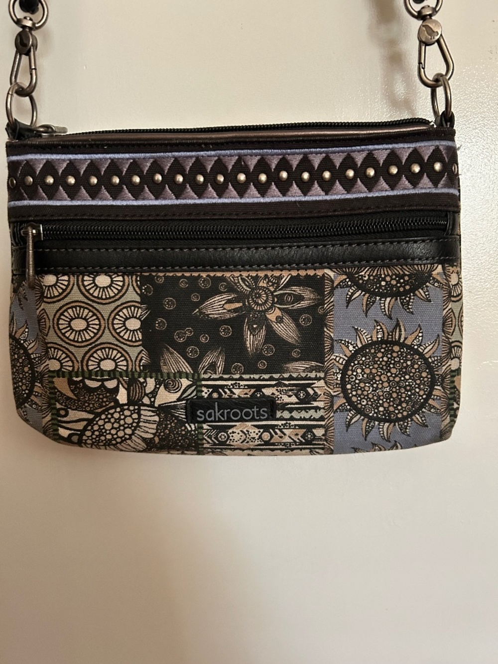 SAKROOTS CROSSBODY